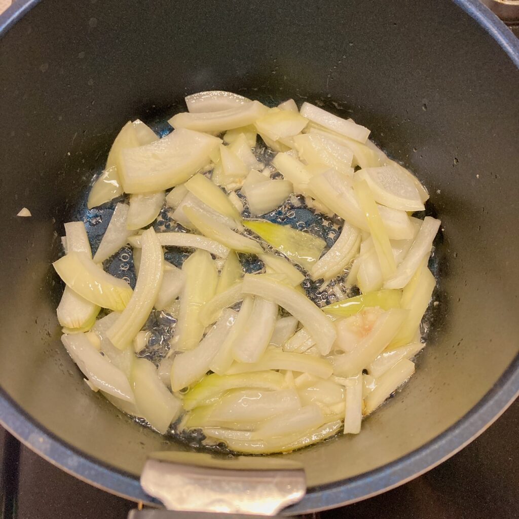 鍋で炒めている玉ねぎ