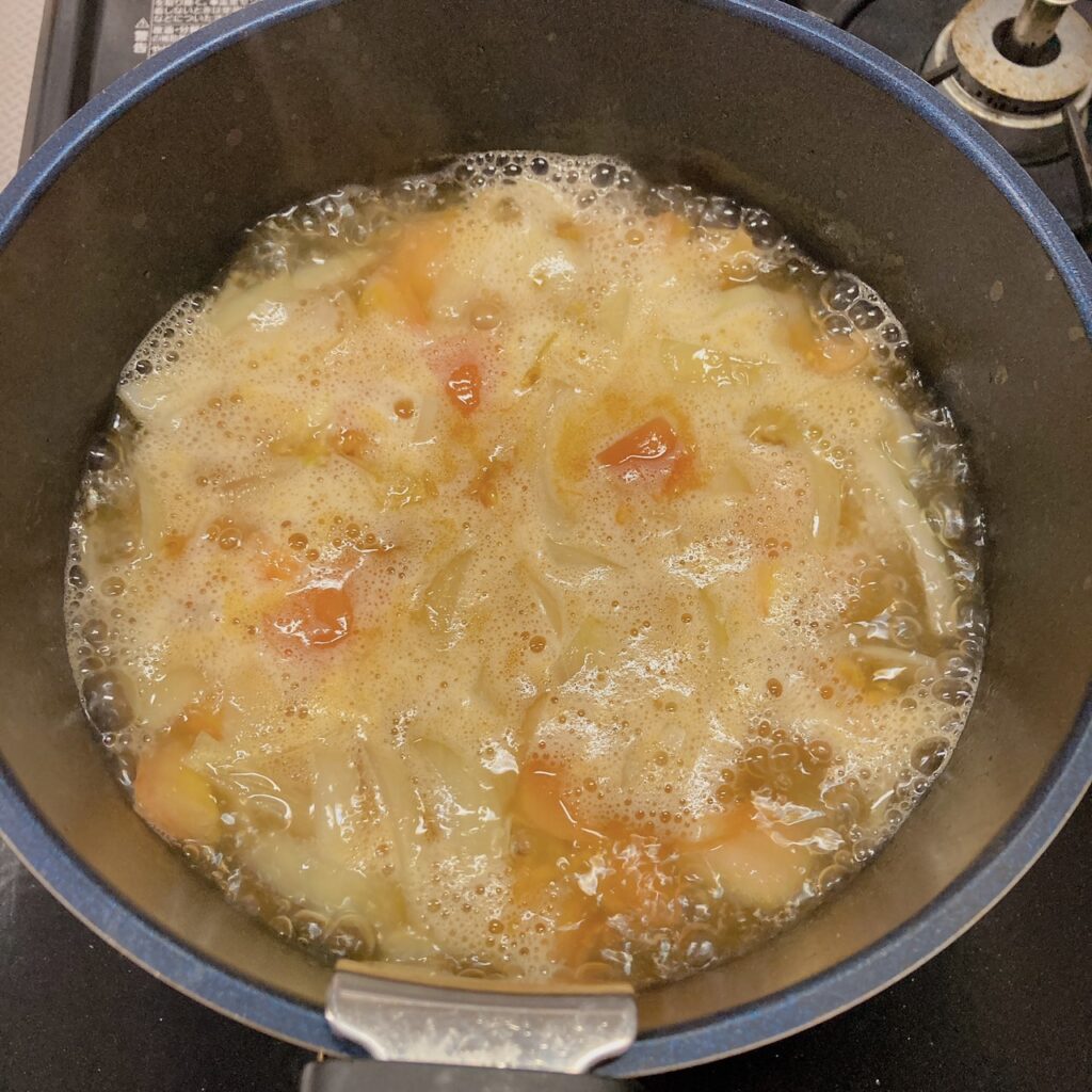 スープを煮込んでいる鍋