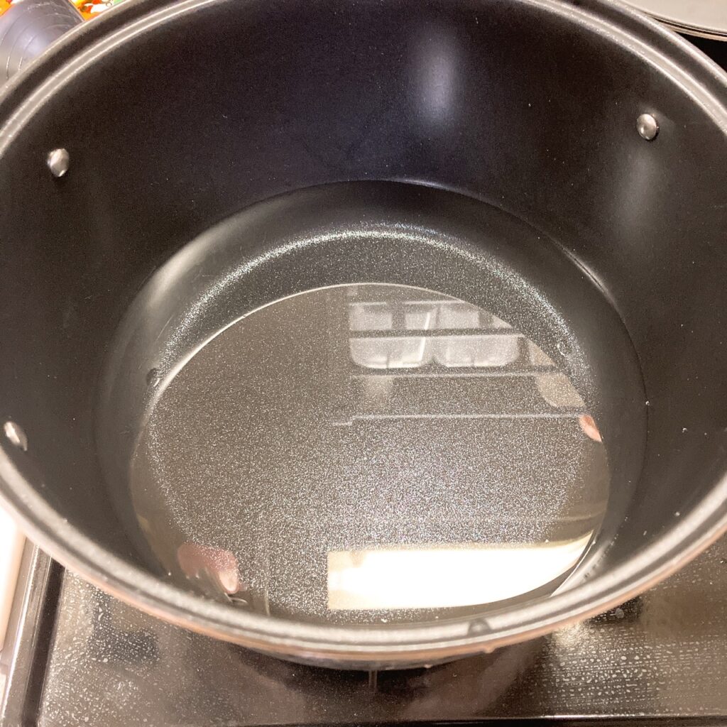 水が入っている鍋