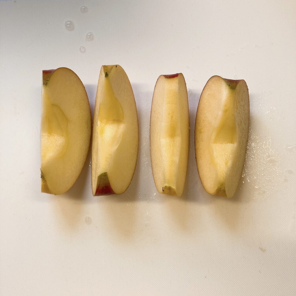 芯を切り落とした4等分のりんご