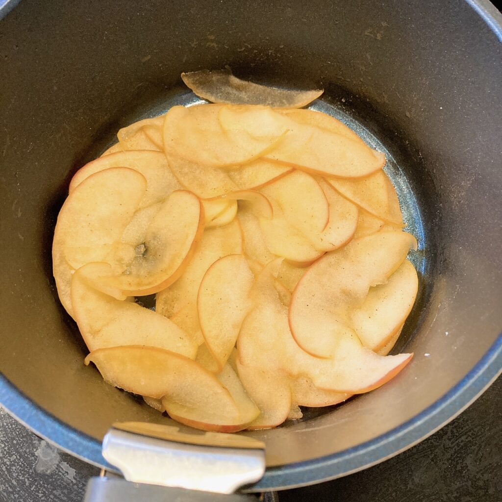 鍋で煮ているアップルシナモン