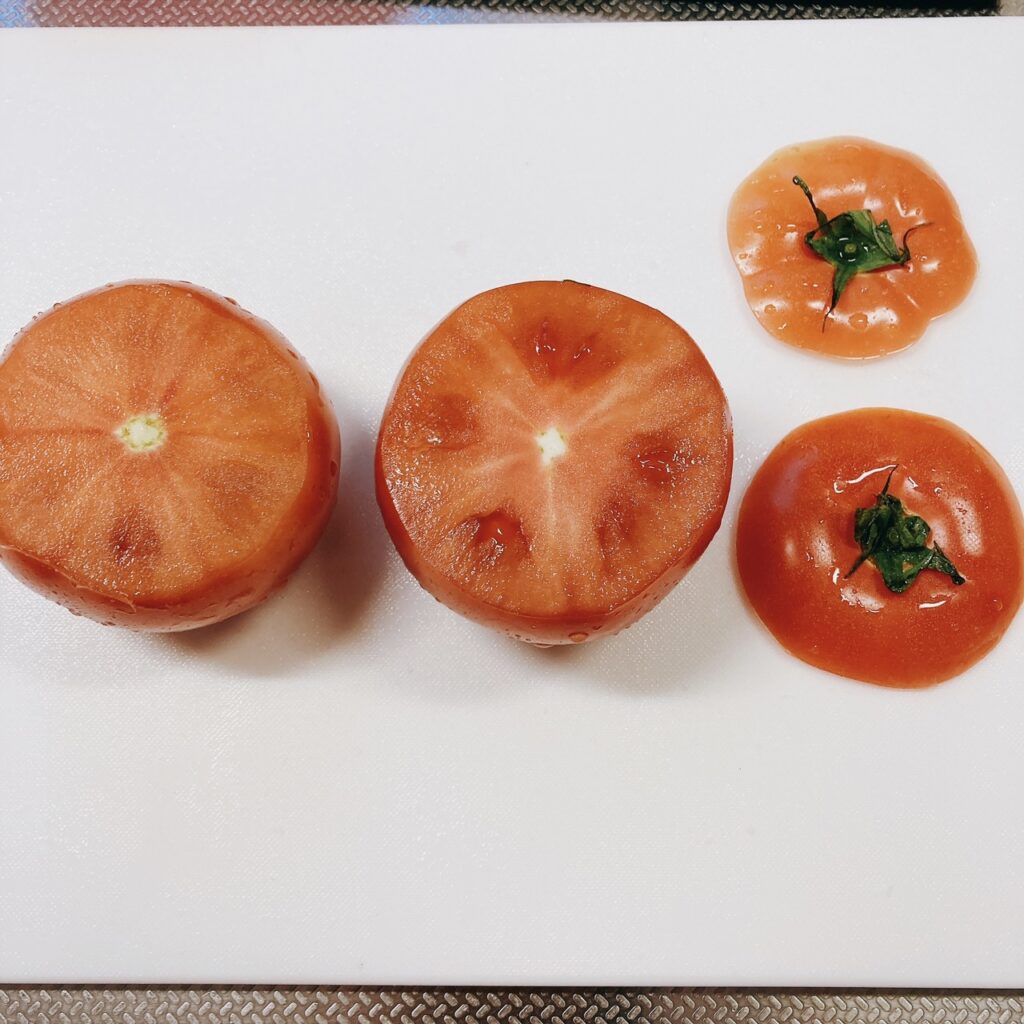 ヘタ部分を切り落としたトマト