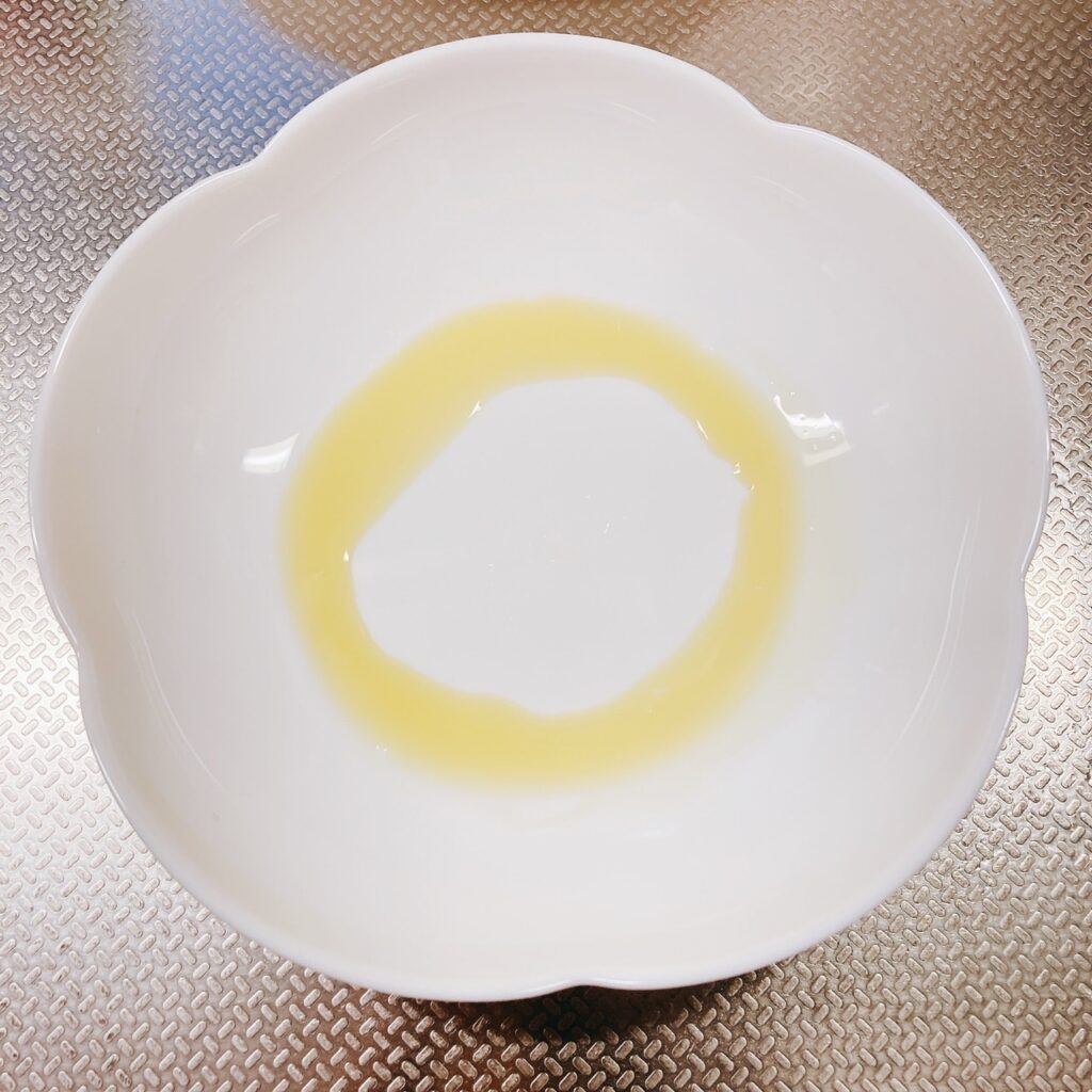 オリーブオイルが円の形に垂らしてあるお皿