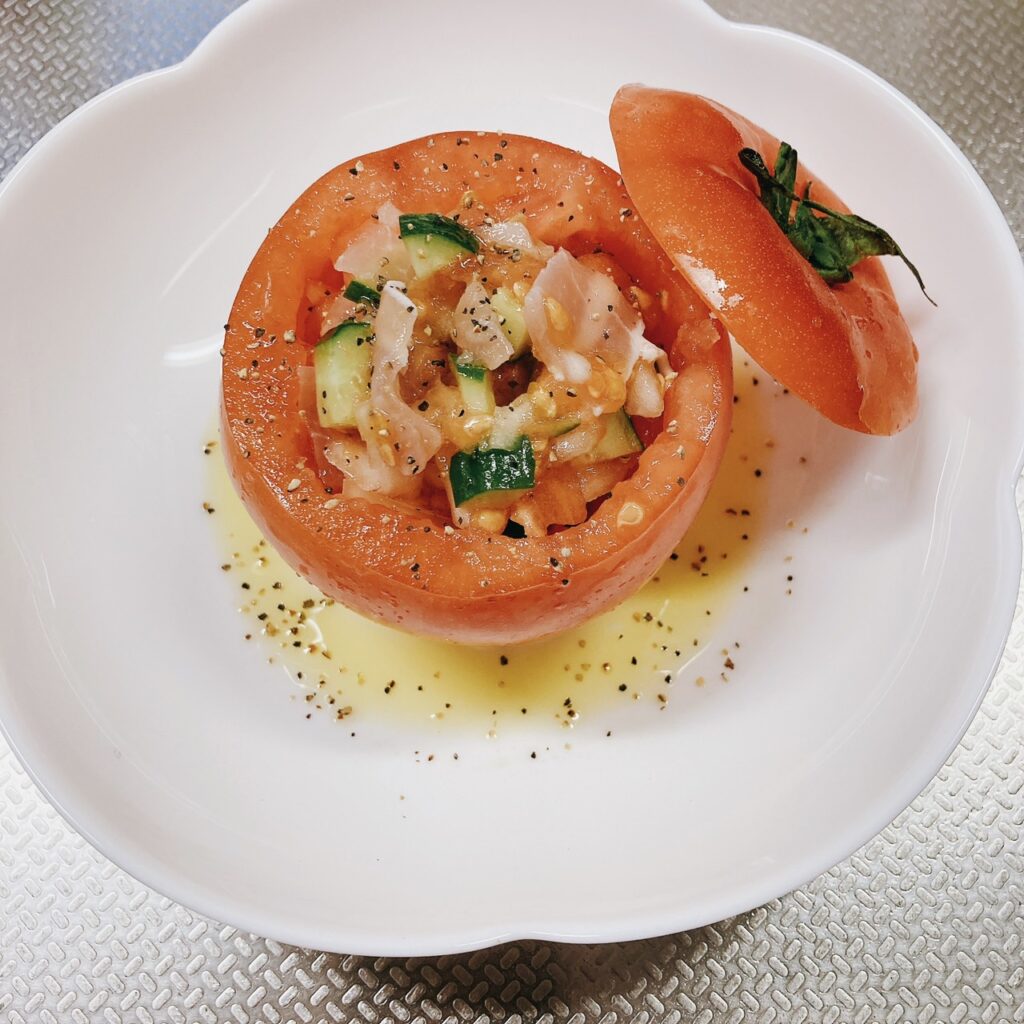 お皿に盛り付けられたトマトのファルシー