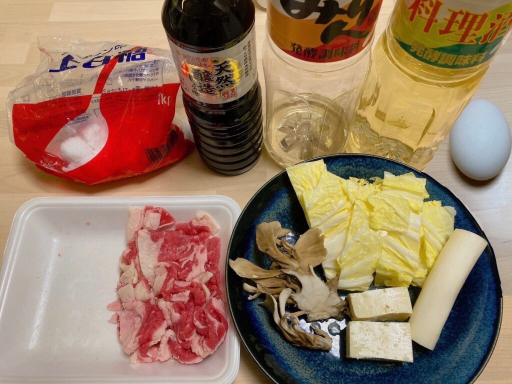 牛肉、白菜、長ネギ、まいたけ、豆腐、卵