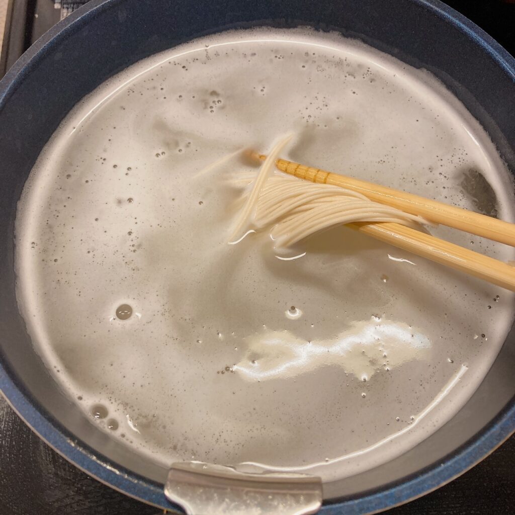 水がたっぷり入っている鍋で茹でているそうめん