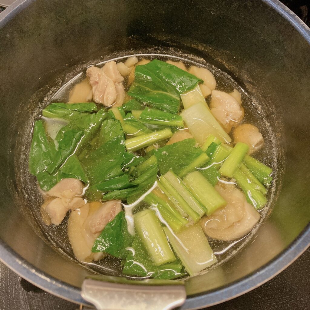 小松菜とめんつゆと顆粒だしと鶏肉を煮ている鍋