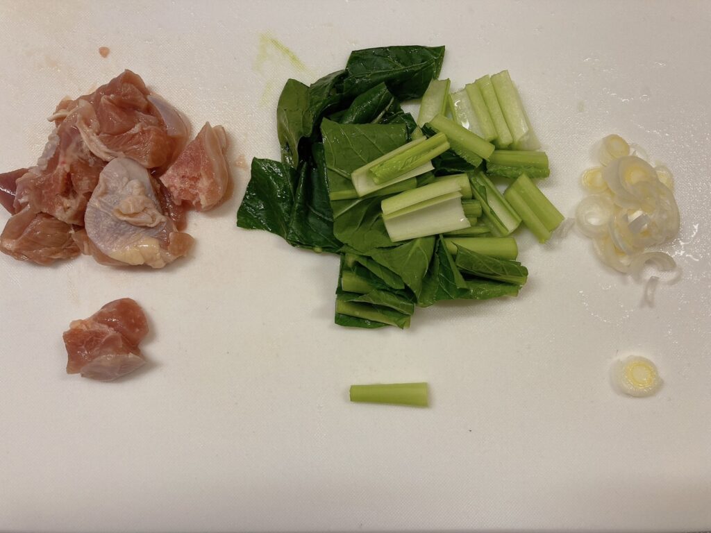1口サイズに切った鶏肉、3㎝幅に切られた小松菜、小口切りにしたネギ