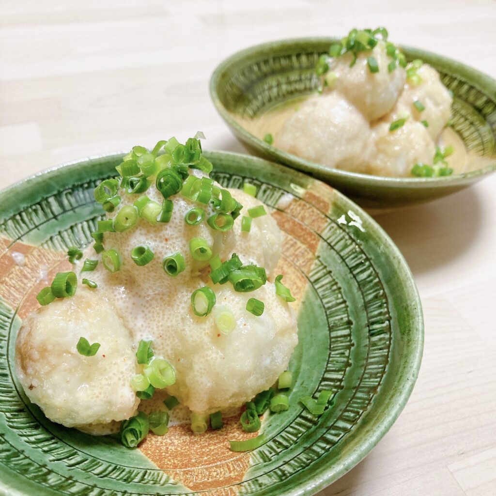 お皿に盛り付けられた里芋揚げの明太マヨ和え