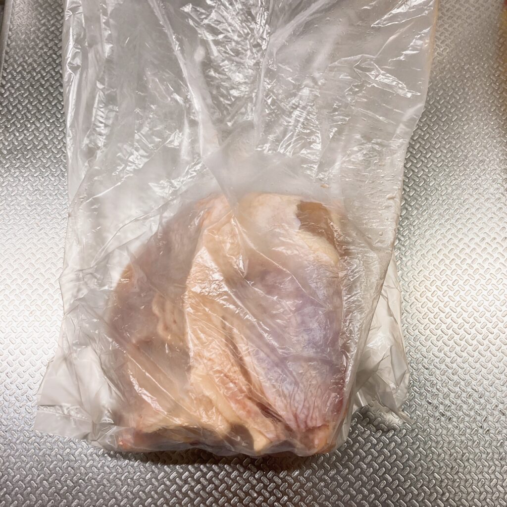 アイラップに入っている半解凍状態の鶏もも肉1枚