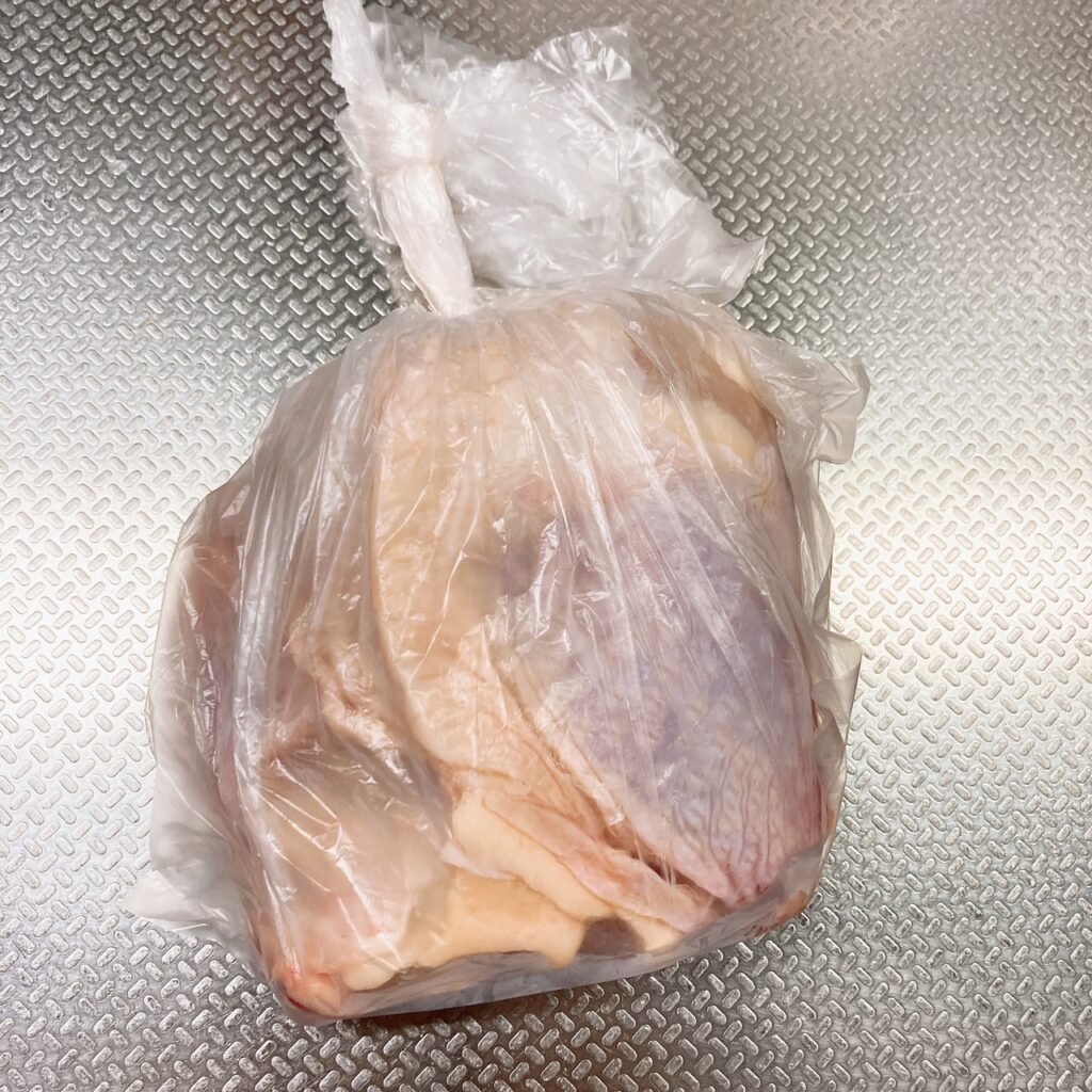 アイラップに入っている半解凍状態の鶏もも肉1枚