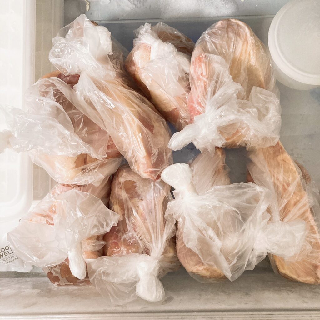 アイラップに入っている鶏もも肉が8個入っている冷凍庫