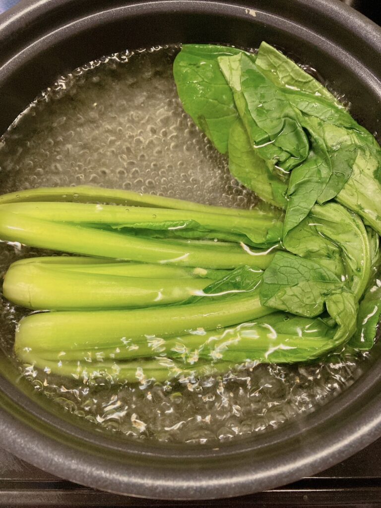 小松菜を茹でている鍋
