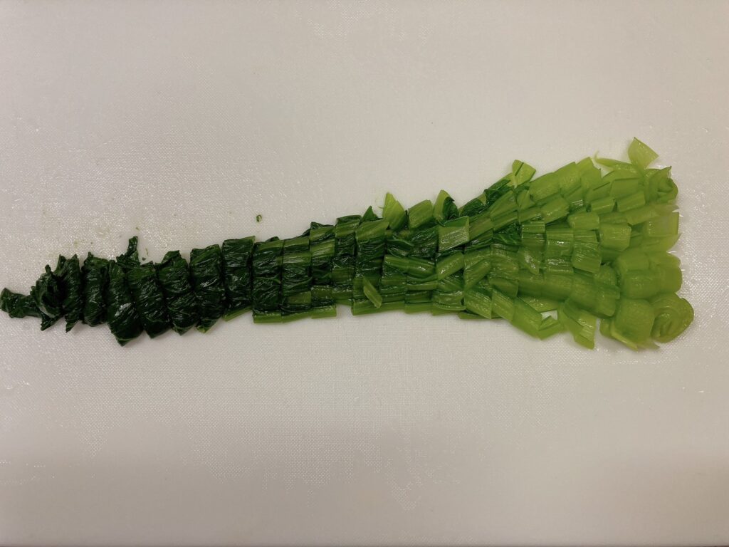 1㎝の幅に切られた茹でた小松菜