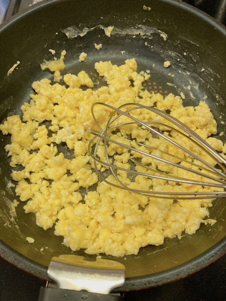 炒り卵を作っているフライパン