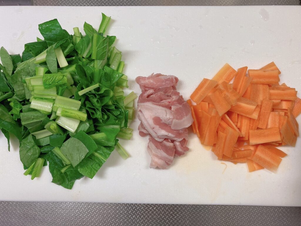 3㎝幅に切られた小松菜、4㎝幅に切られた豚バラ肉、短冊切りにしたにんじん