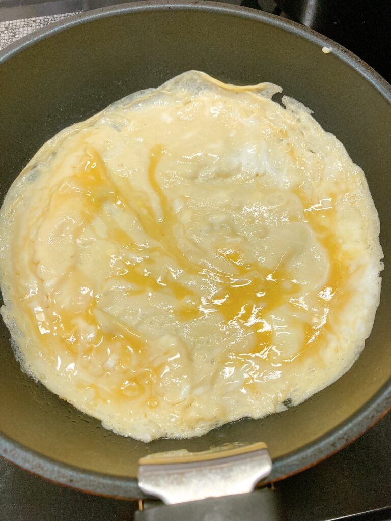 薄焼き卵を焼いているフライパン