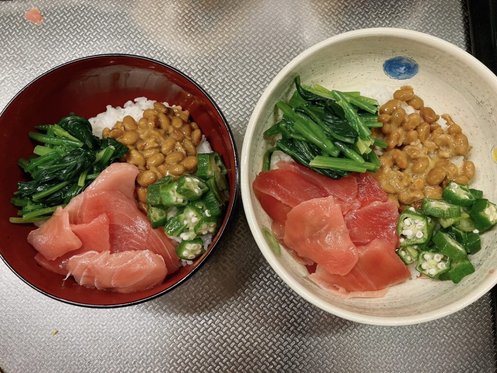 ネバネバ丼が盛り付けられたどんぶり2つ