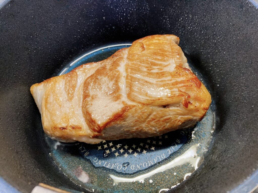 鍋で焼いている豚バラブロック