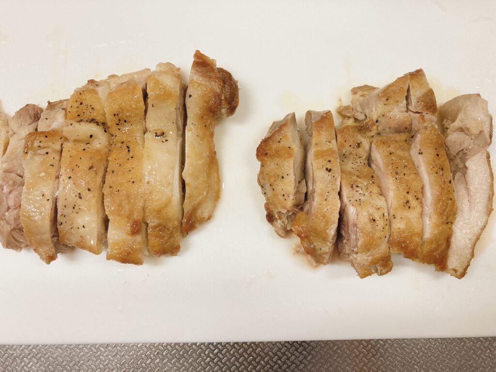2㎝幅に切られた焼けた鶏肉