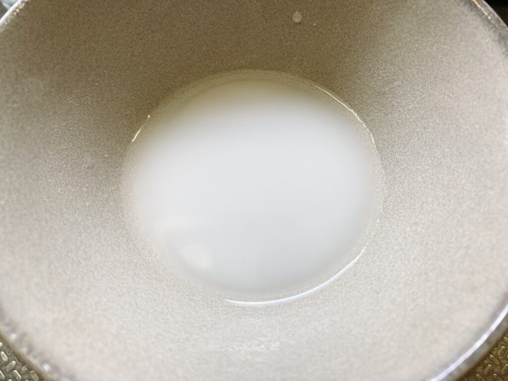 お皿に入っている水溶き片栗粉