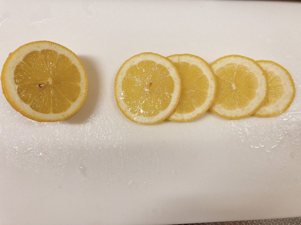 1/2サイズのレモンと、スライスしたレモンと