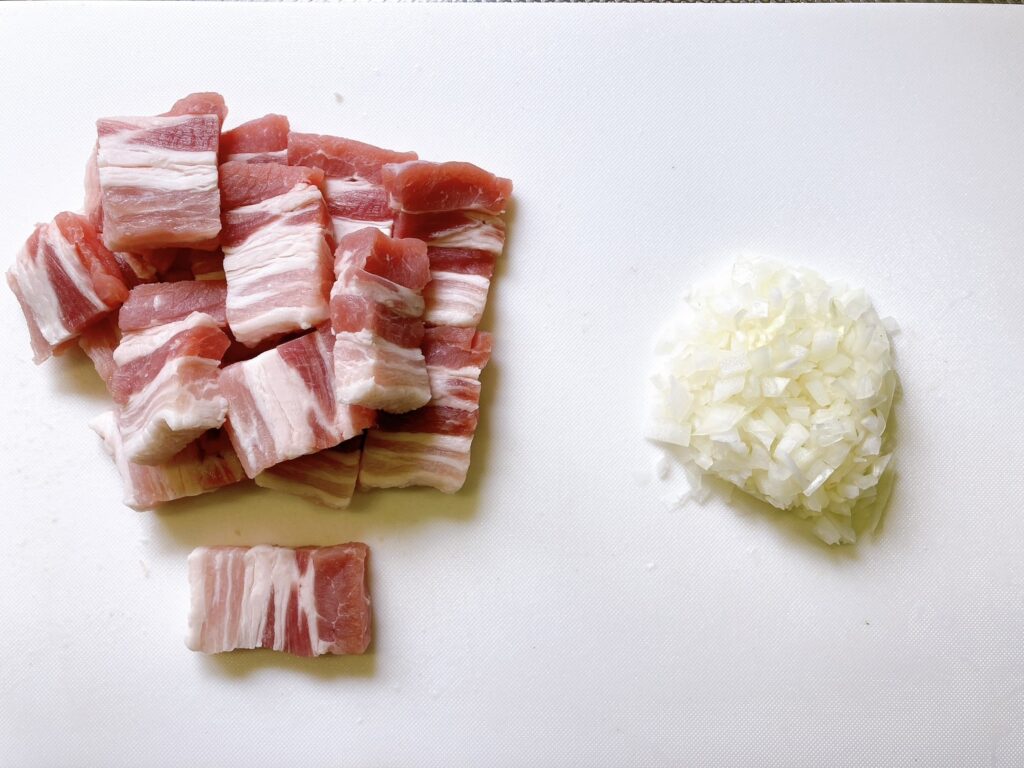 1㎝の幅に切られた豚バラ肉と、みじん切りの玉ねぎ