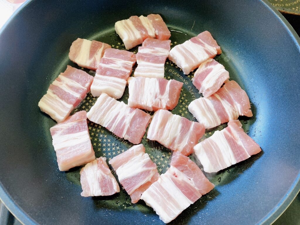 1㎝の幅に切られた豚バラ肉を炒めているフライパン