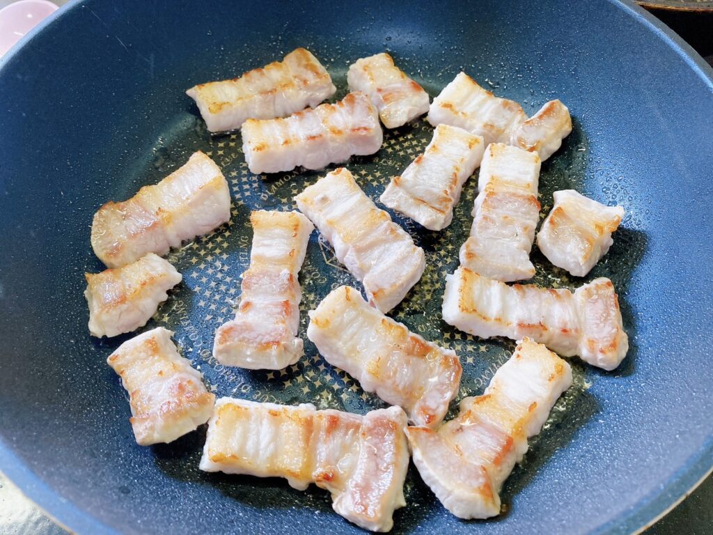 1㎝の幅に切られた豚バラ肉を炒めているフライパン