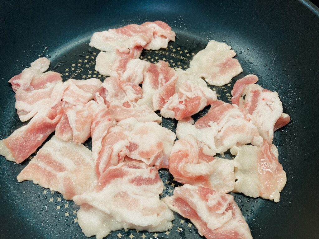 豚バラ肉を炒めているフライパン