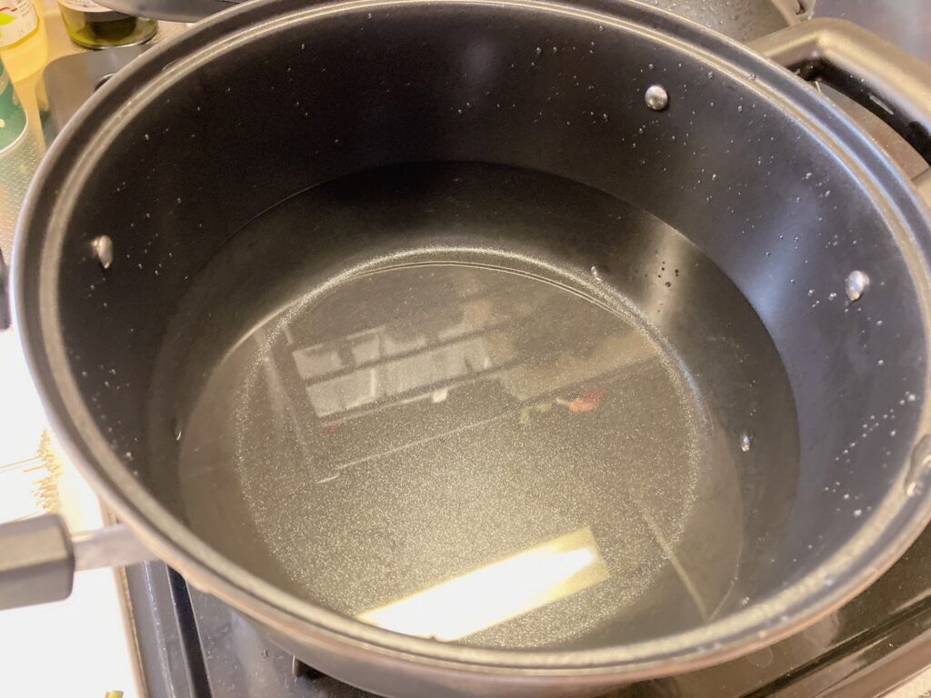 水がたっぷり入っている鍋