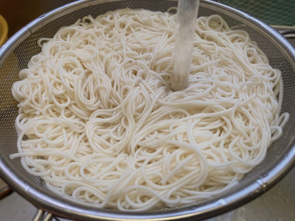 流水で冷やしているそうめん