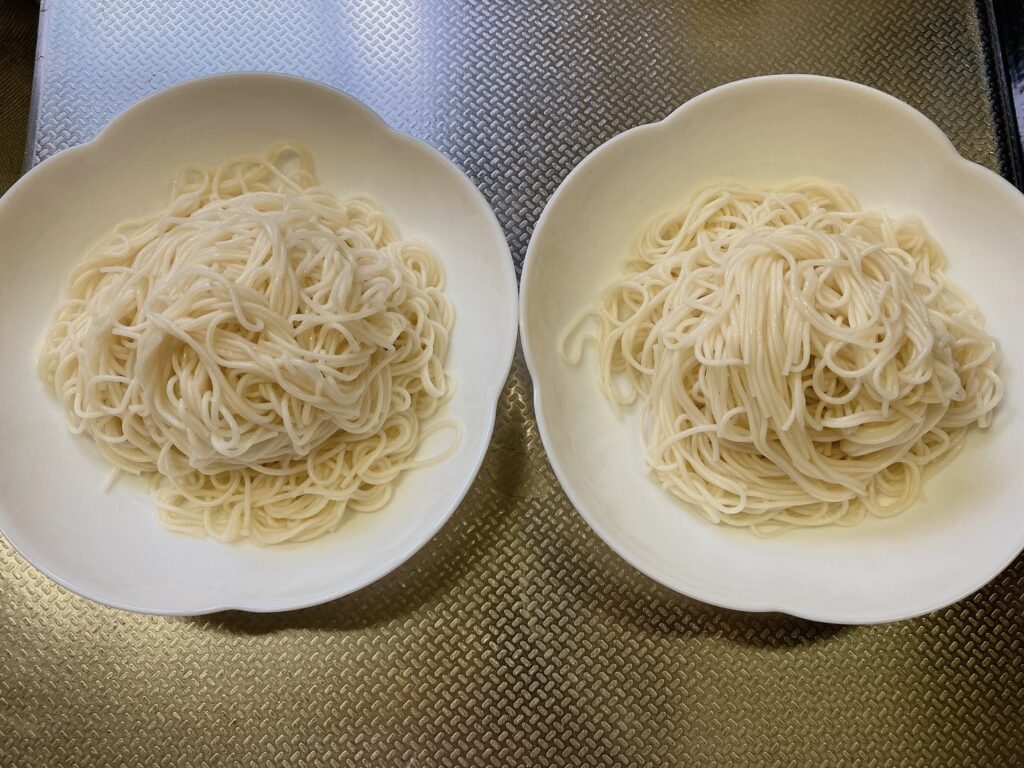 お皿に盛られたそうめん