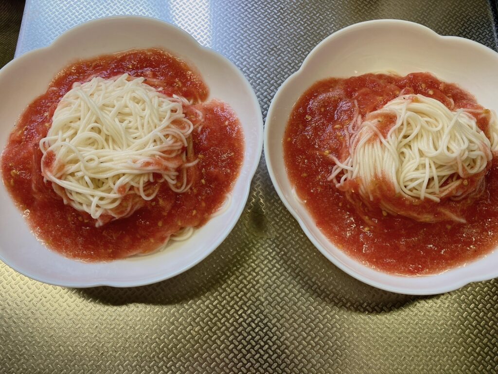 トマトスープをかけたそうめん