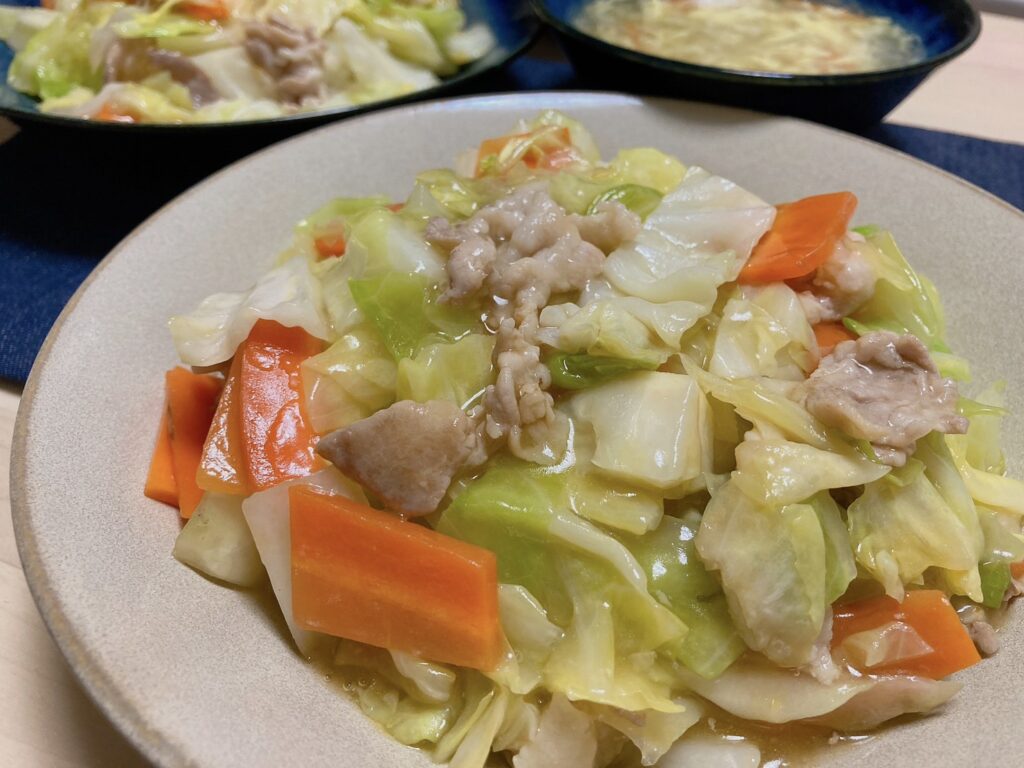 お皿に盛り付けられたキャベツの中華丼