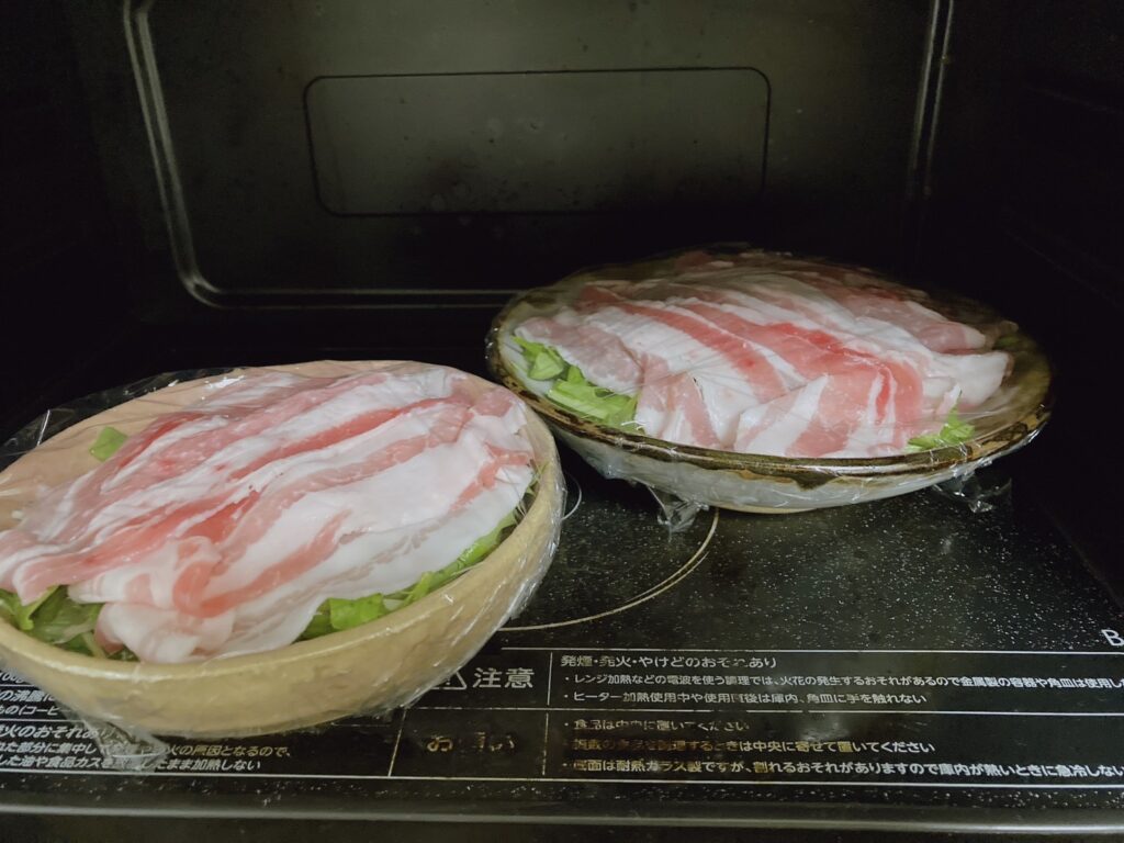 レンジに入っているもやしと水菜と豚バラ肉