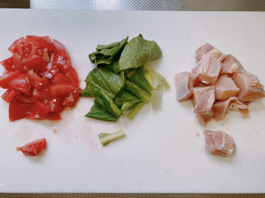 角切りのトマト、3㎝幅に切った小松菜、ぶつ切りの鶏肉