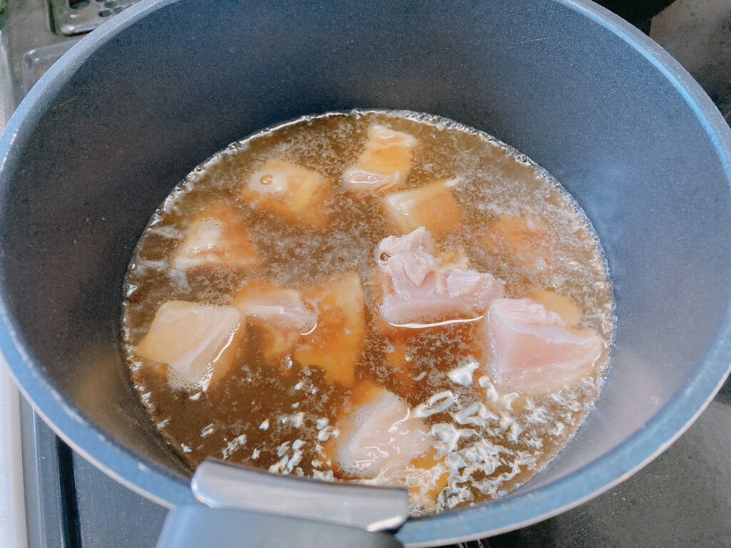 鍋で煮ている鶏肉