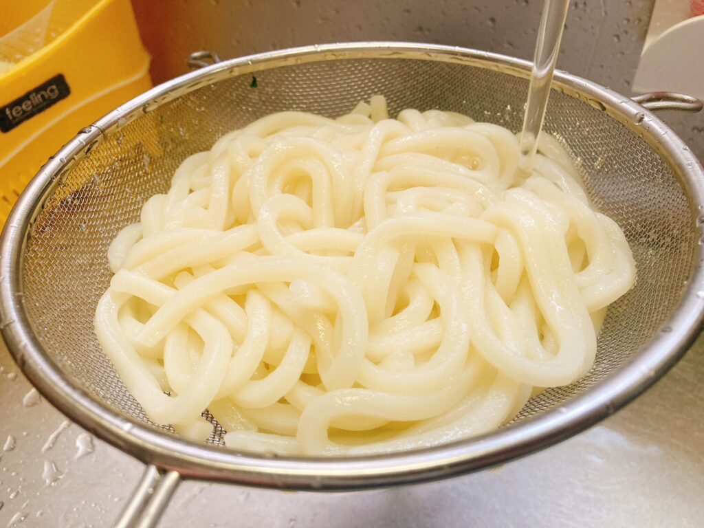 冷水で冷やしているうどん