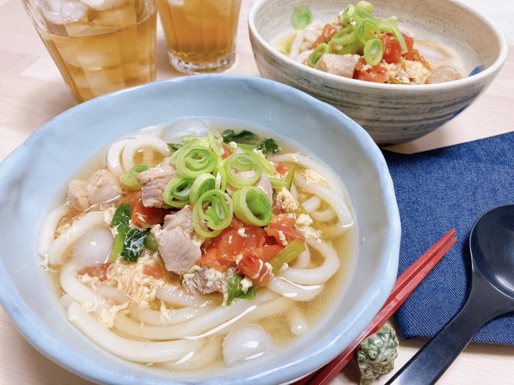 お皿に盛り付けられた冷やしかき玉うどん