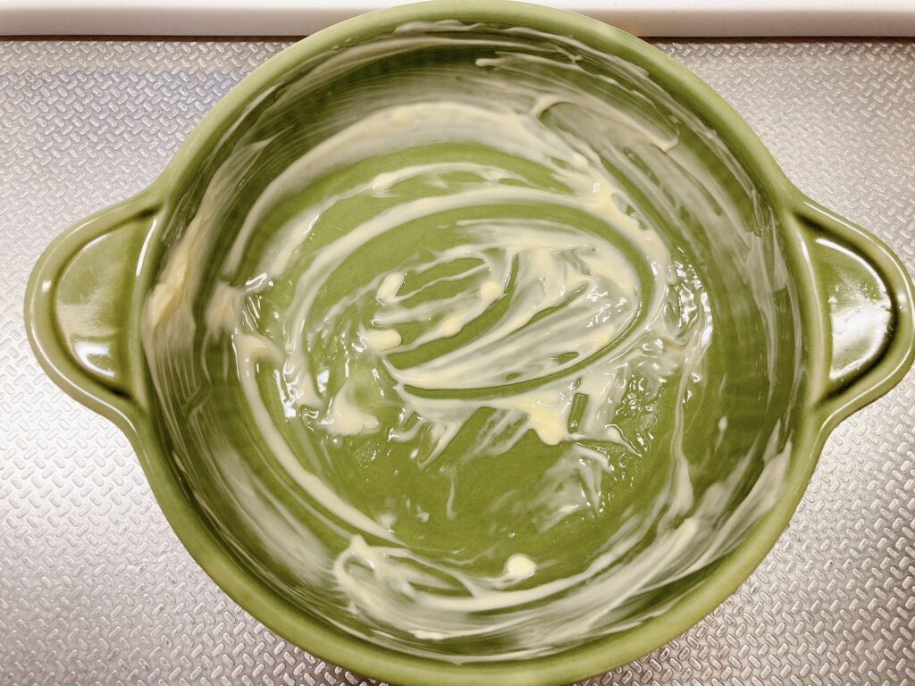 バターが塗られている耐熱皿