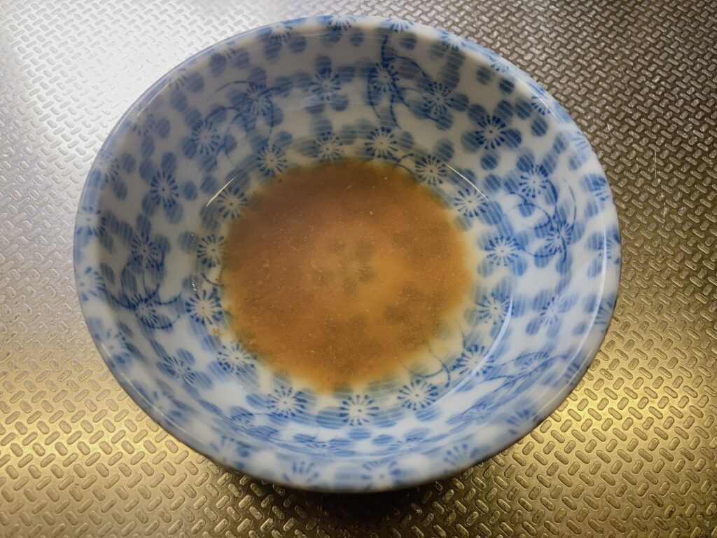 お皿に入っている顆粒コンソメ小さじ1と水大さじ1