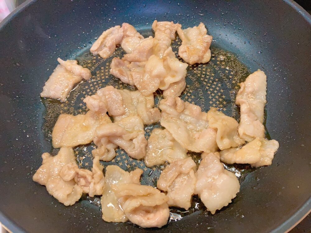 フライパンで炒めている豚肉