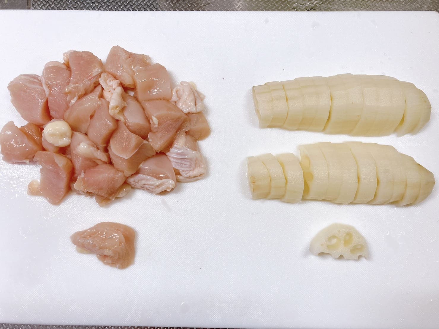 一口サイズに切った鶏むね肉、1㎝幅に半月切りにしたレンコン